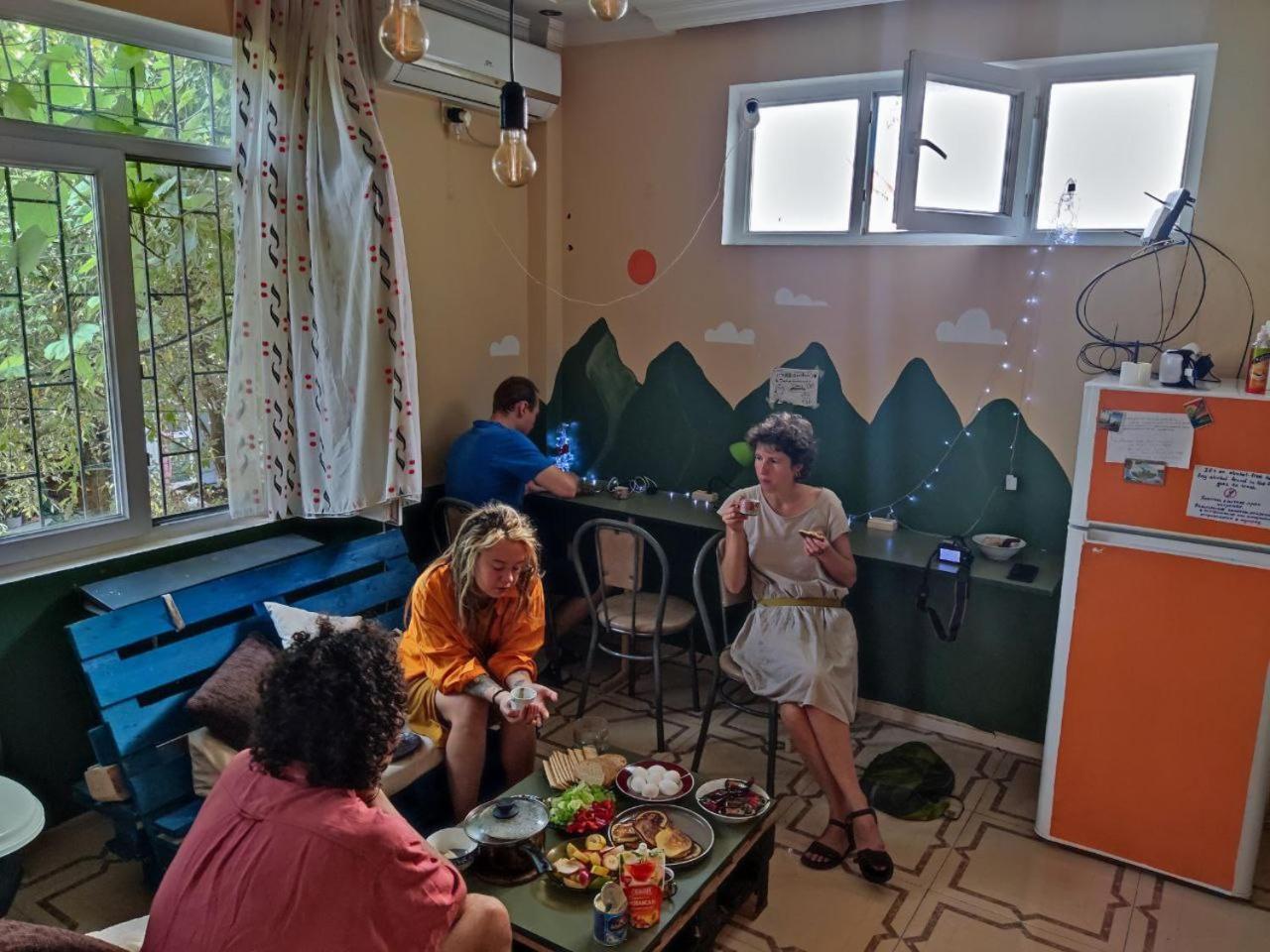 Harmony Backpackers Hostel バトゥーミ エクステリア 写真
